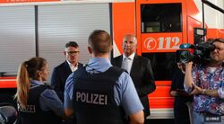 Ministerpräsident Boris Rhein und Innenminister Roman Poseck (v.l.) stellen das Respekt-Paket für Einsatzkräfte vor. Foto: HMDI